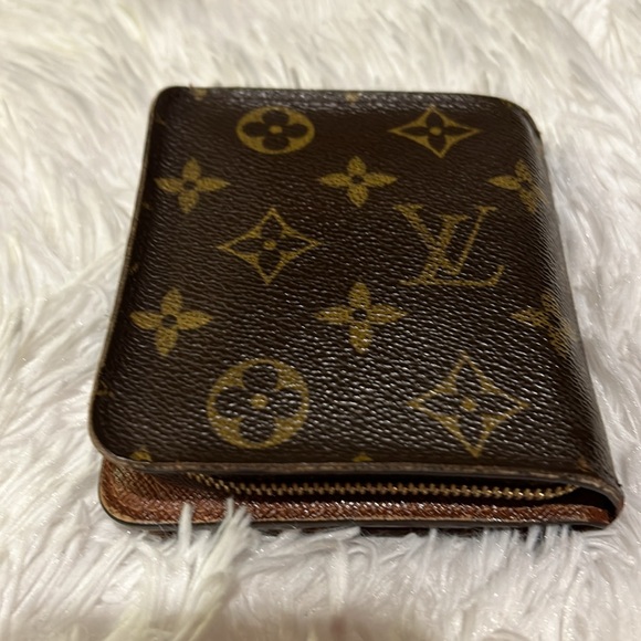 Louis Vuitton Monogram Zip Around Wallet - Picture 2 of 10